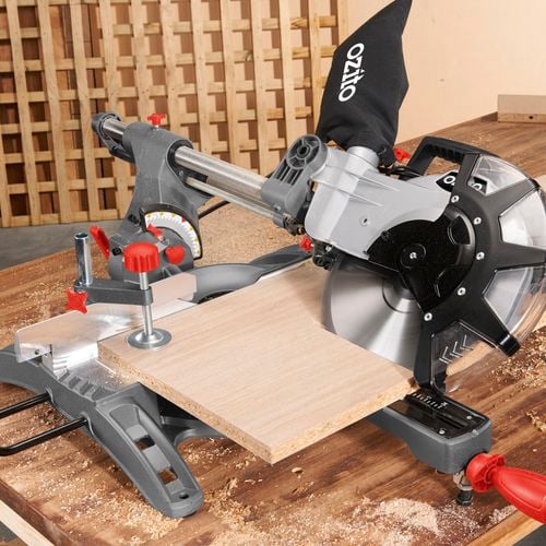 Ozito table saw - cutting plywood board