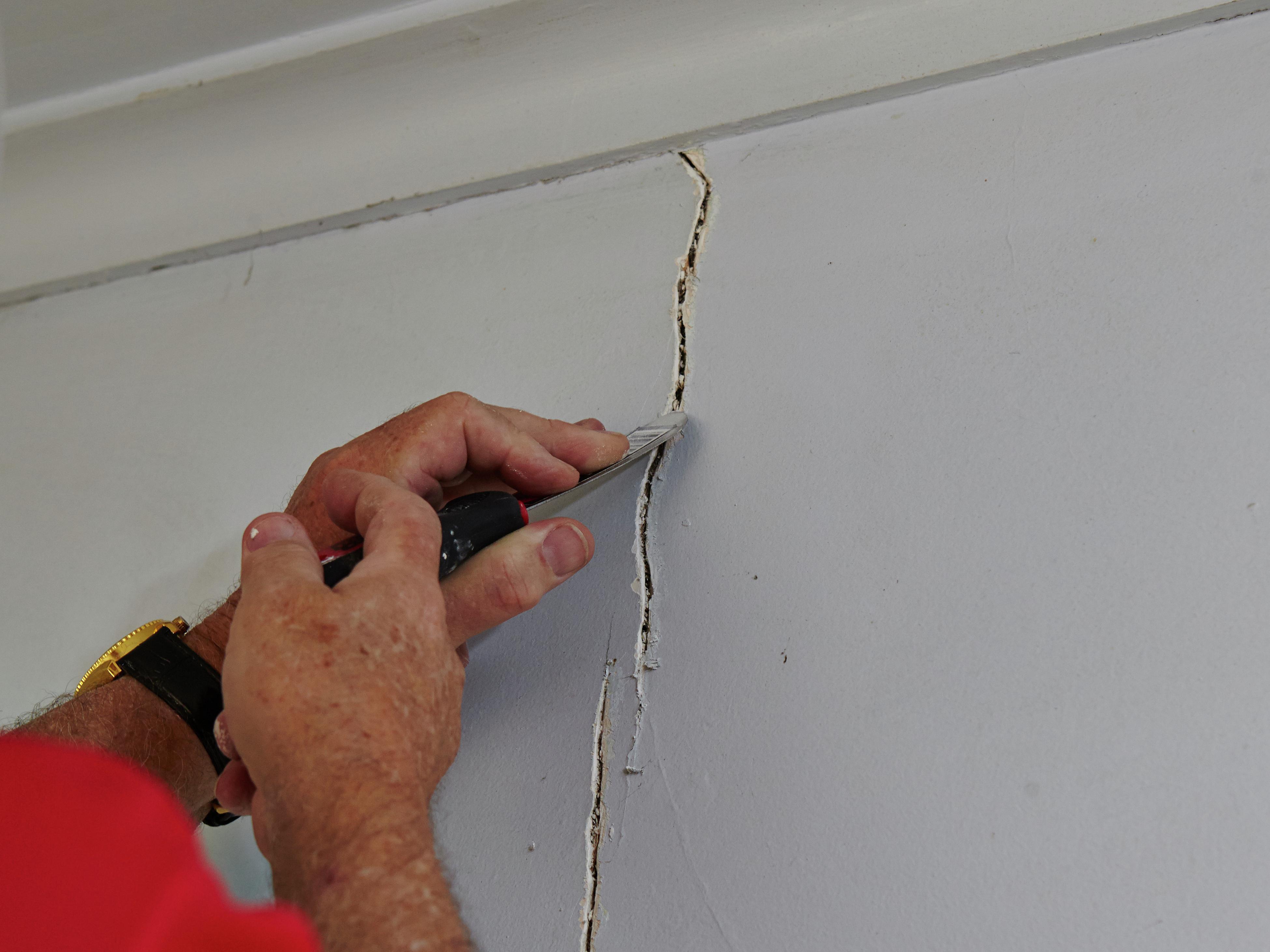 How To Repair Cracks In Plaster - Bunnings Australia