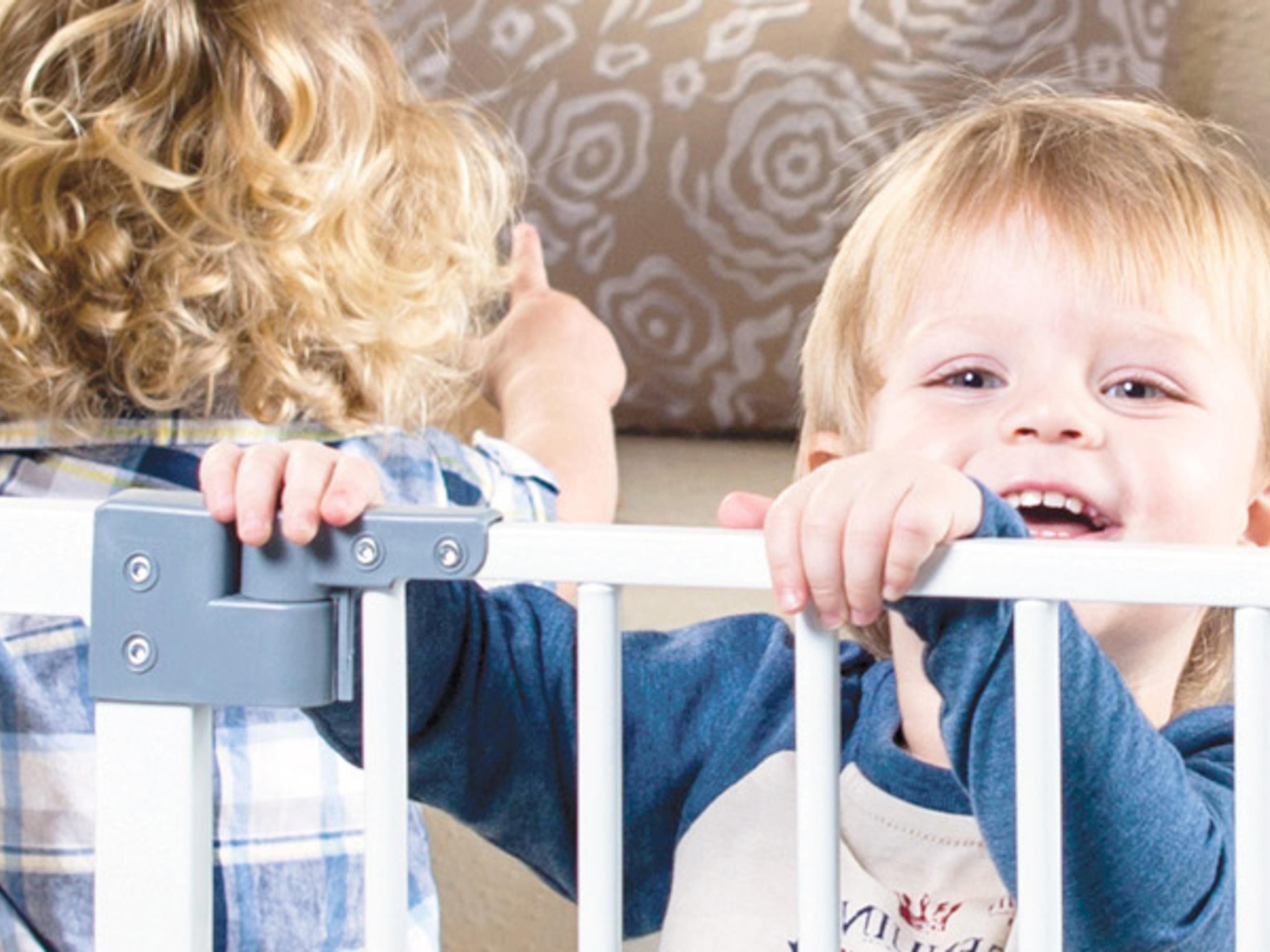 Retractable baby best sale gate bunnings