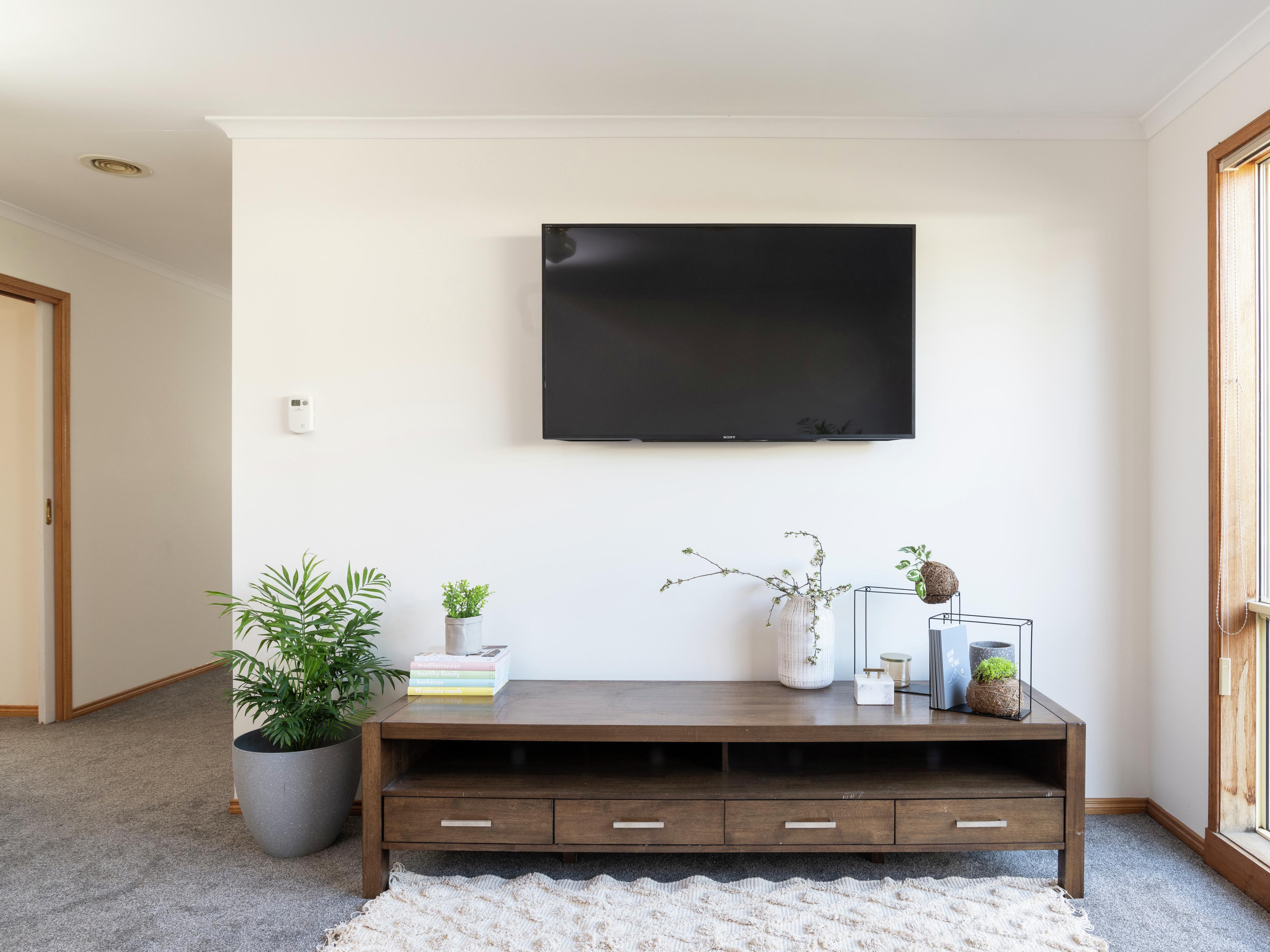 The Best Way To Hang Pictures On A Wall - Bunnings Australia