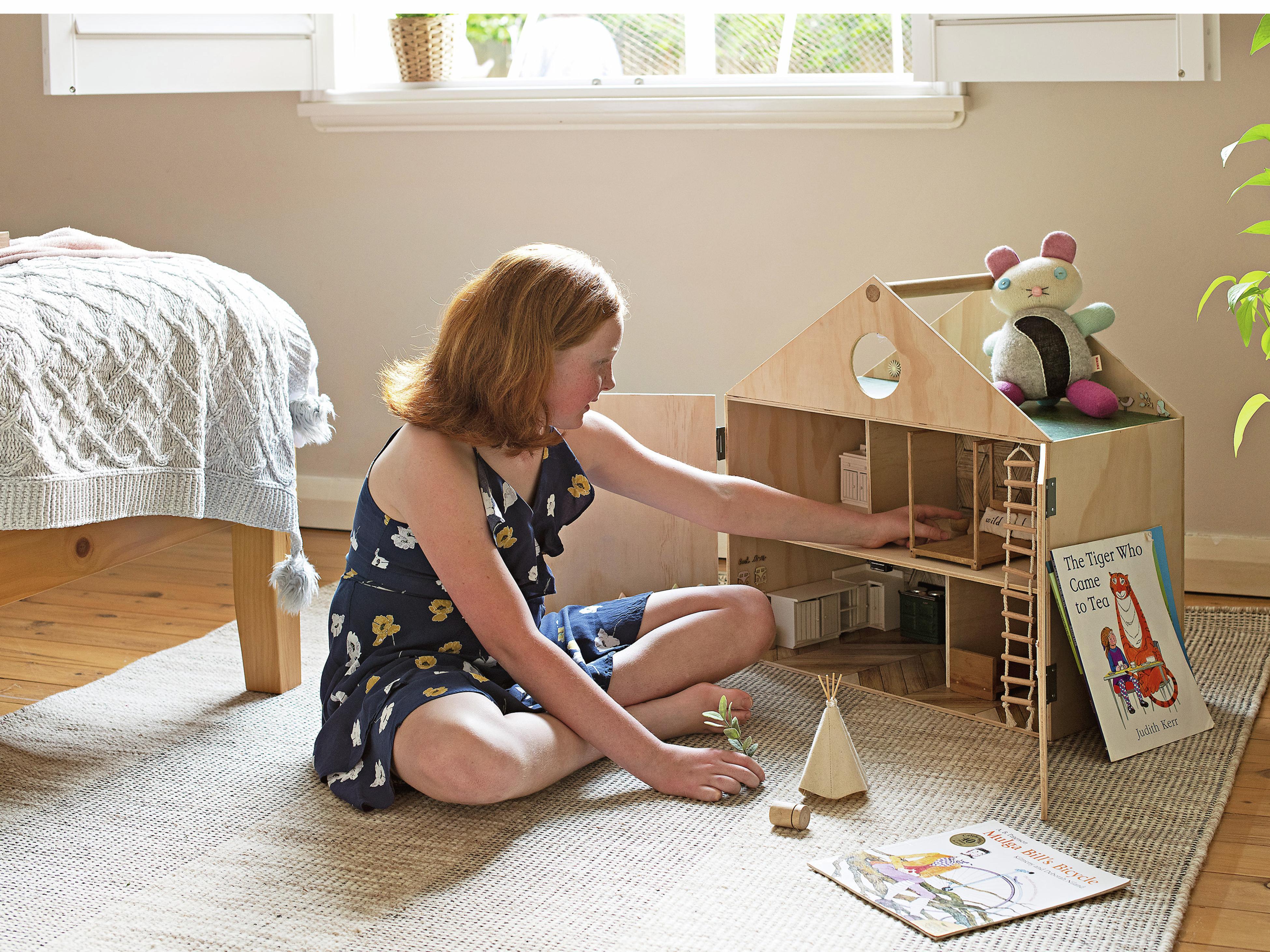 Doll House Brass Bed Four Poster + Bedding & Dolls