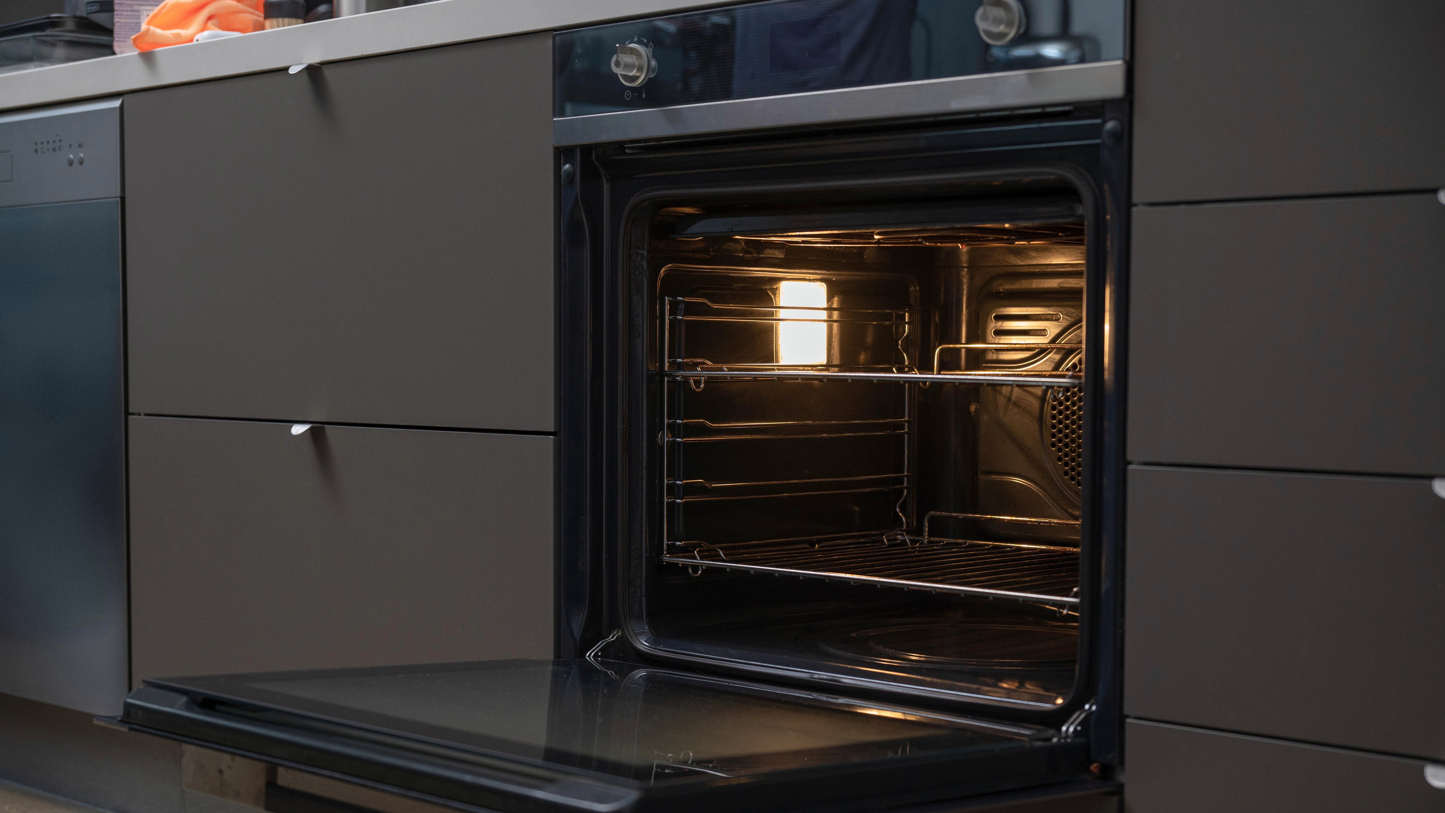 Your expert guide on how to clean an oven