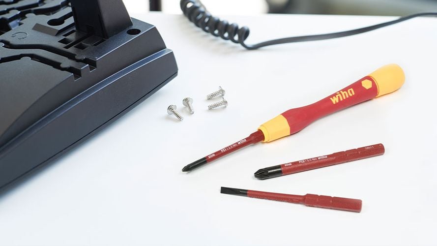 one wiha handle with three different interchangeable screwdriver heads