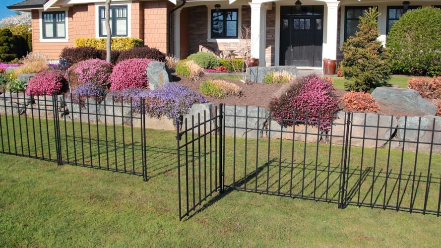 Simple fence installed in front of the house. 