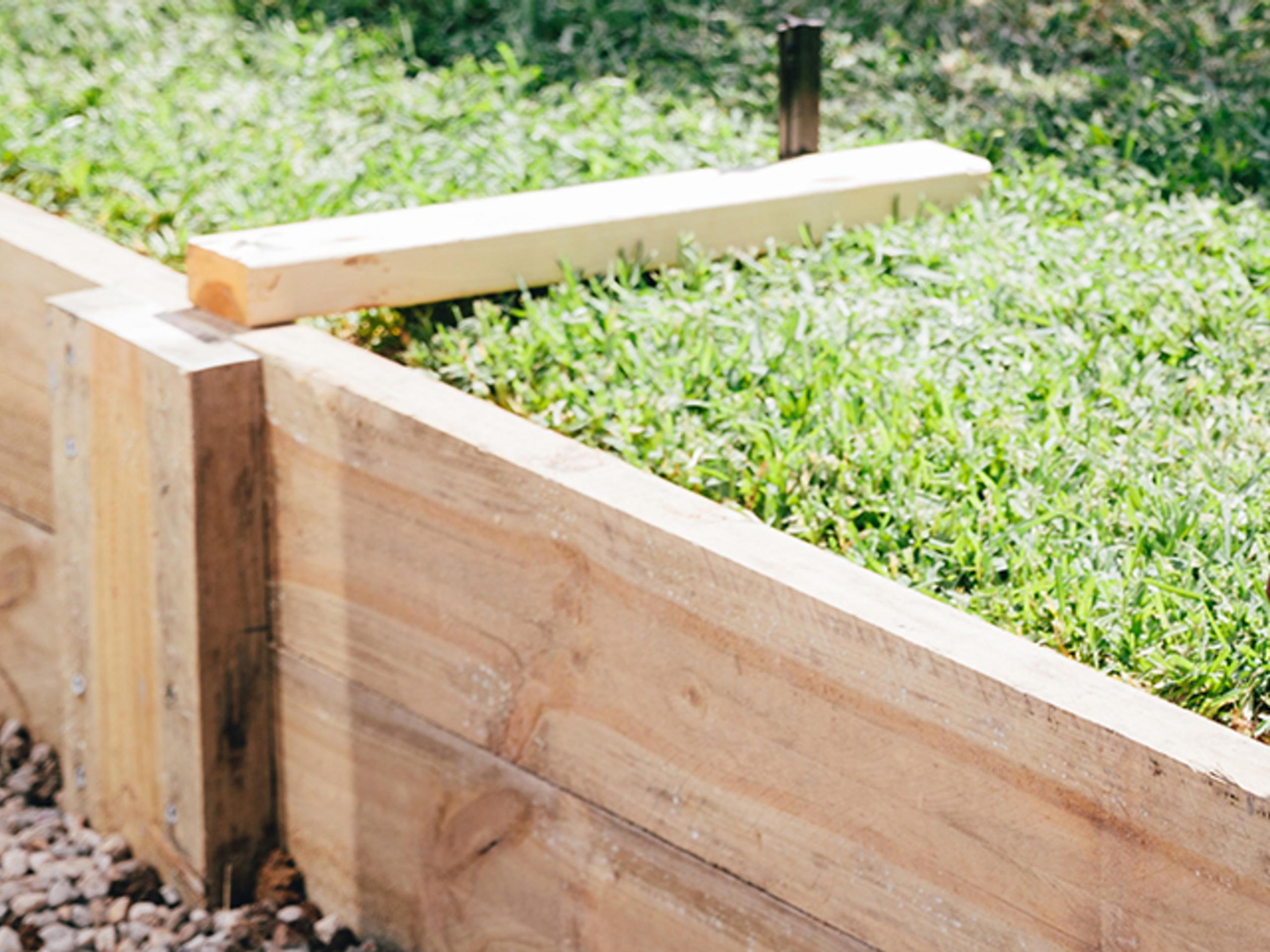 How To Build A Timber Retaining Wall - Bunnings Australia