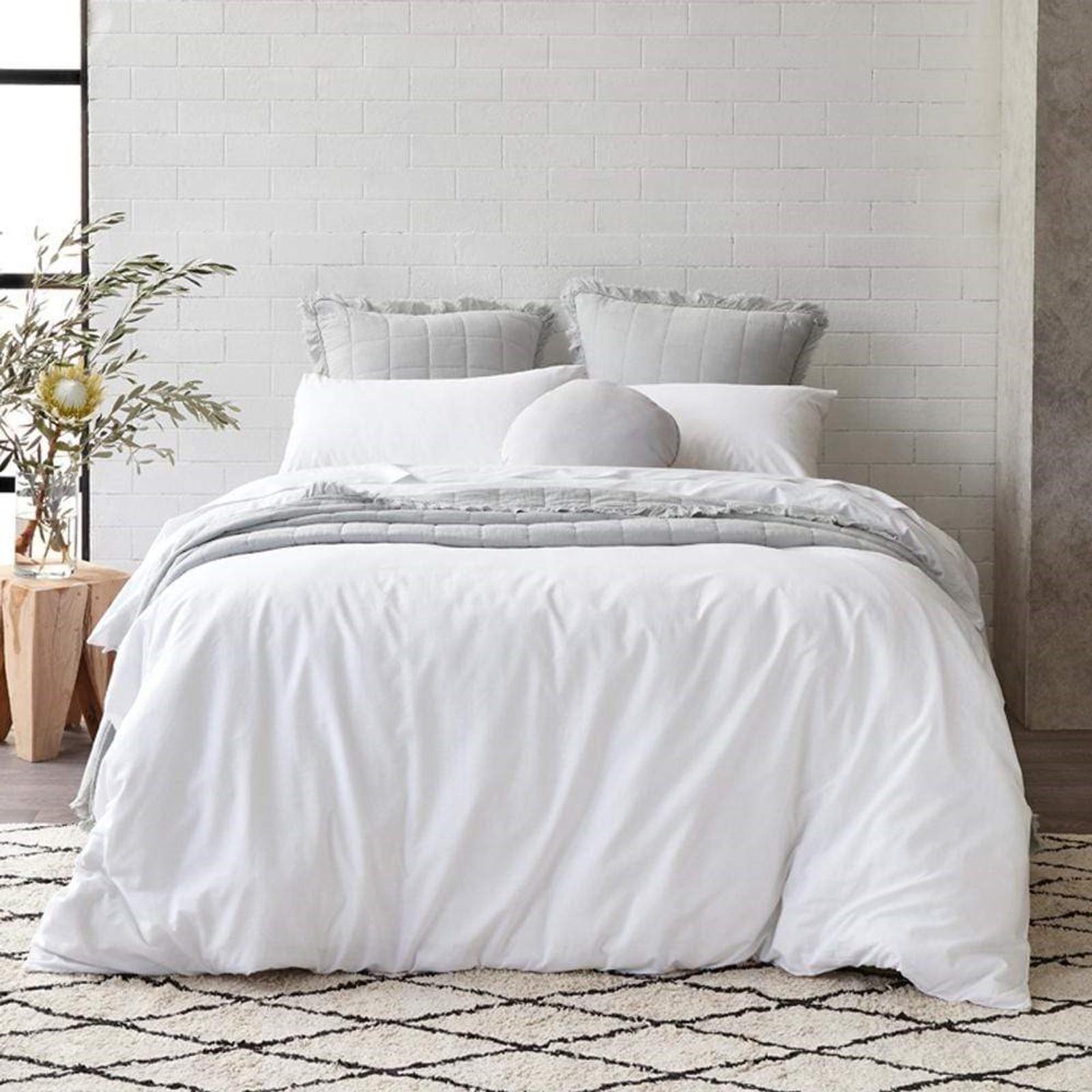 Alex Liddy Edit Stone Wash Quilt Cover Super King White - Bunnings ...