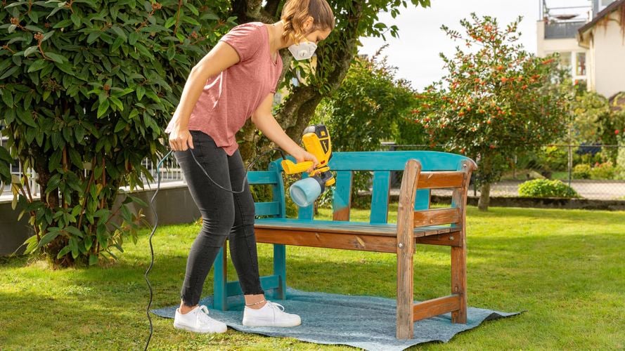 Wagner
  Flexio W590 used to spray outdoor chair with bright teal to give a new look