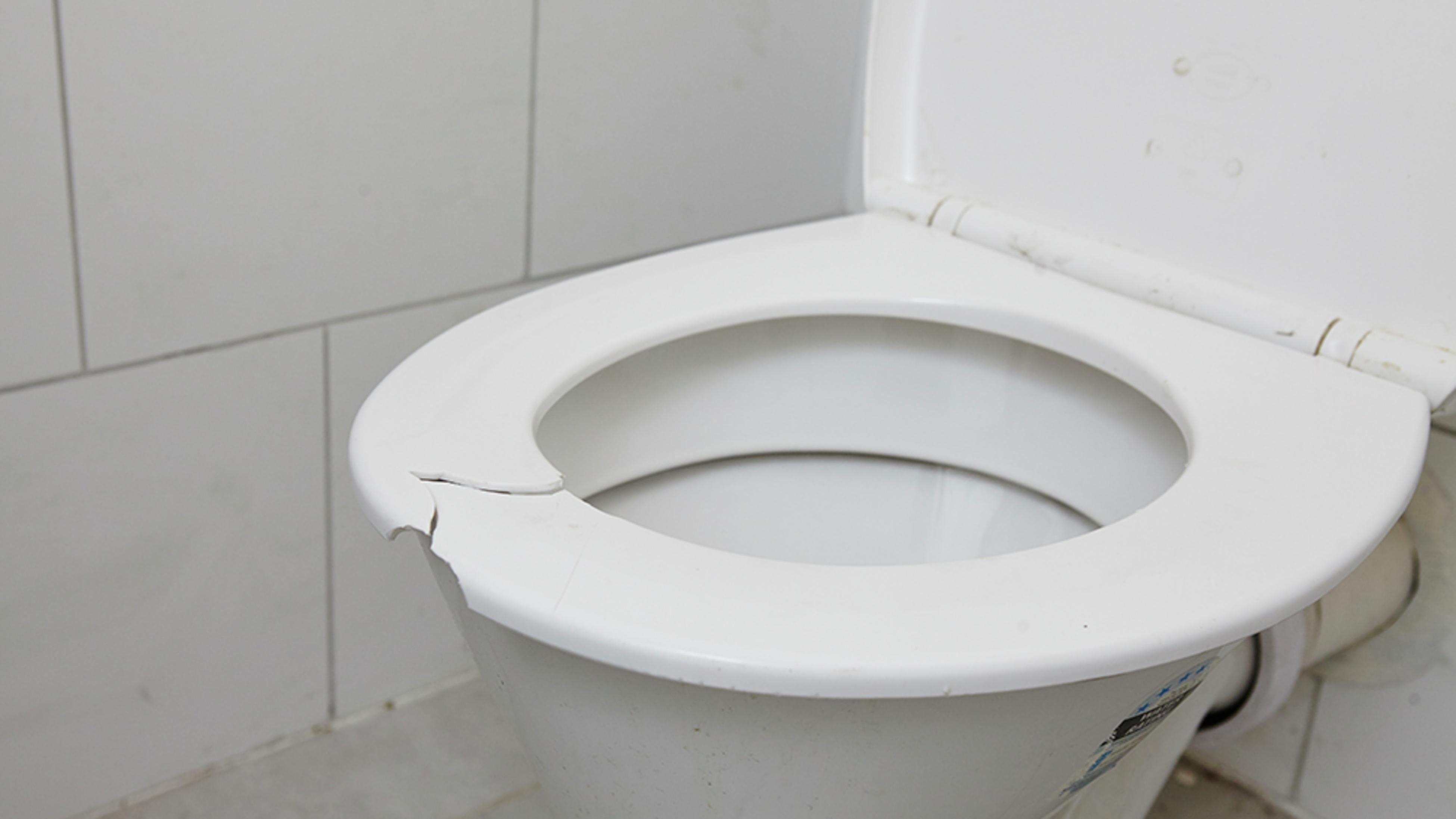 3 Ways to Remove a Toilet Seat - wikiHow