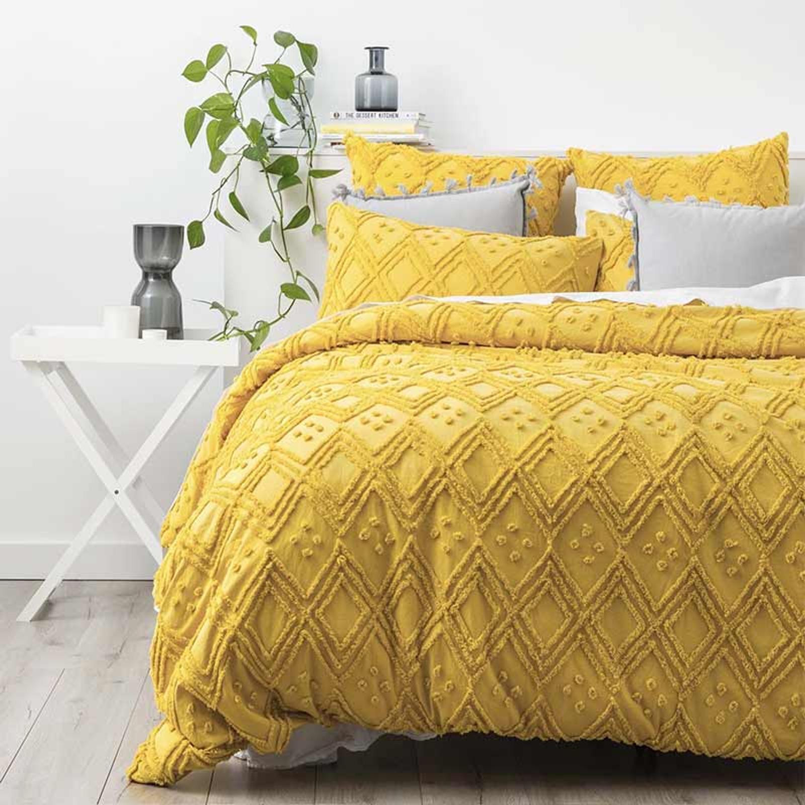 Park Avenue Medallion Cotton Vintage Washed Tufted Misted Yellow Quilt