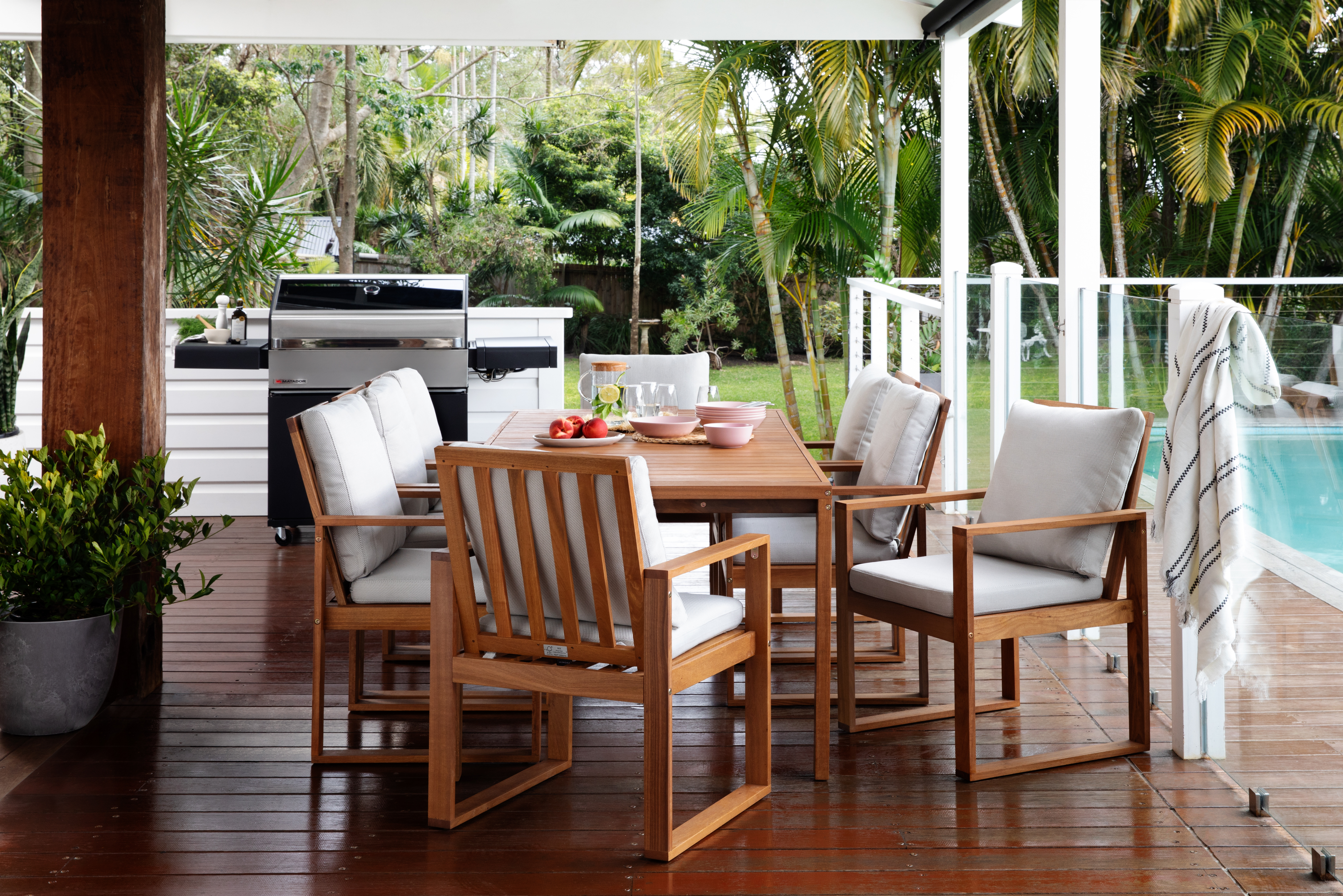 Mimosa outdoor store dining table