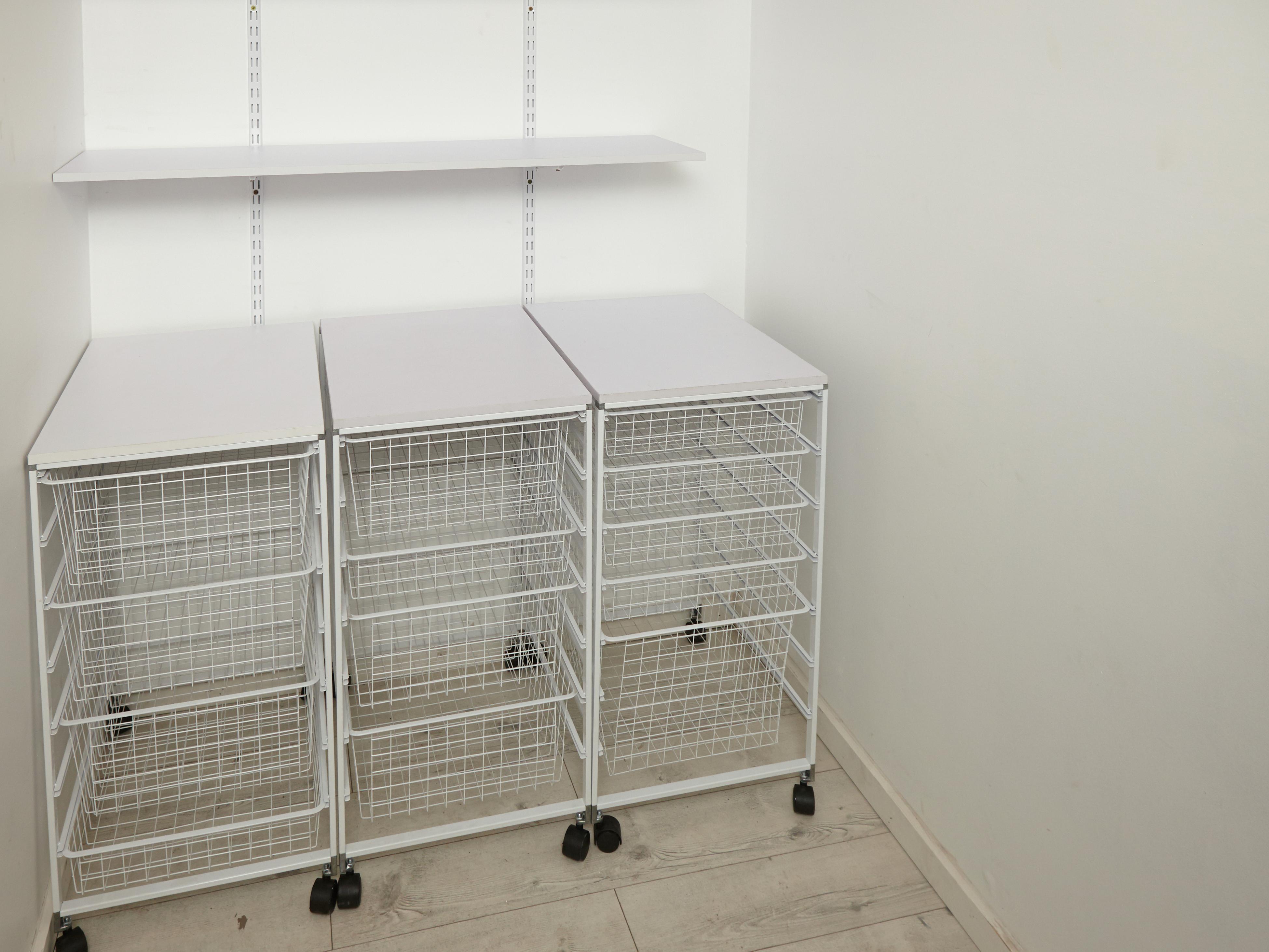 Linen shelving store unit