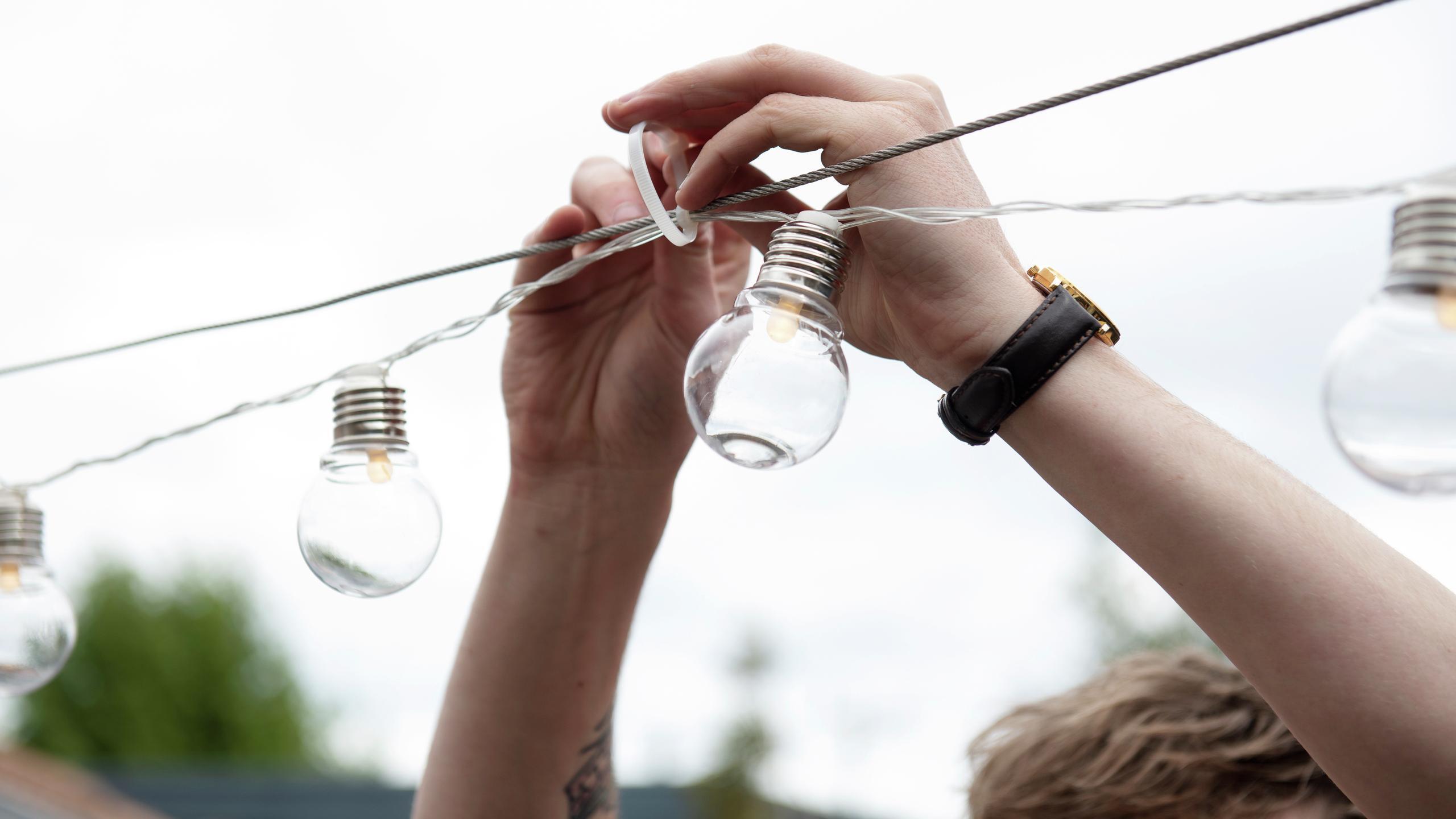 How To Hang Festoon Lights - Bunnings Australia