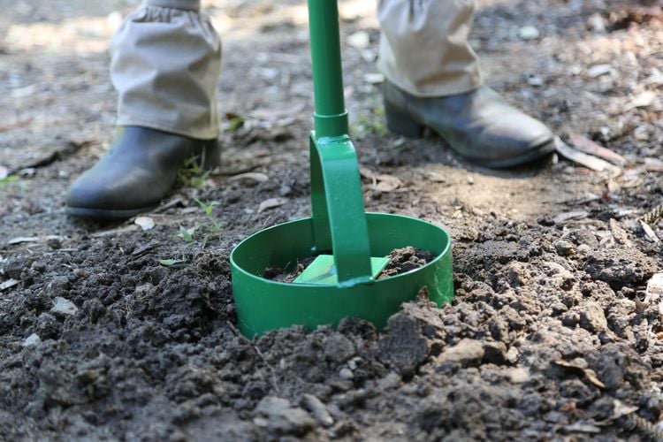 Circular hole digging tool