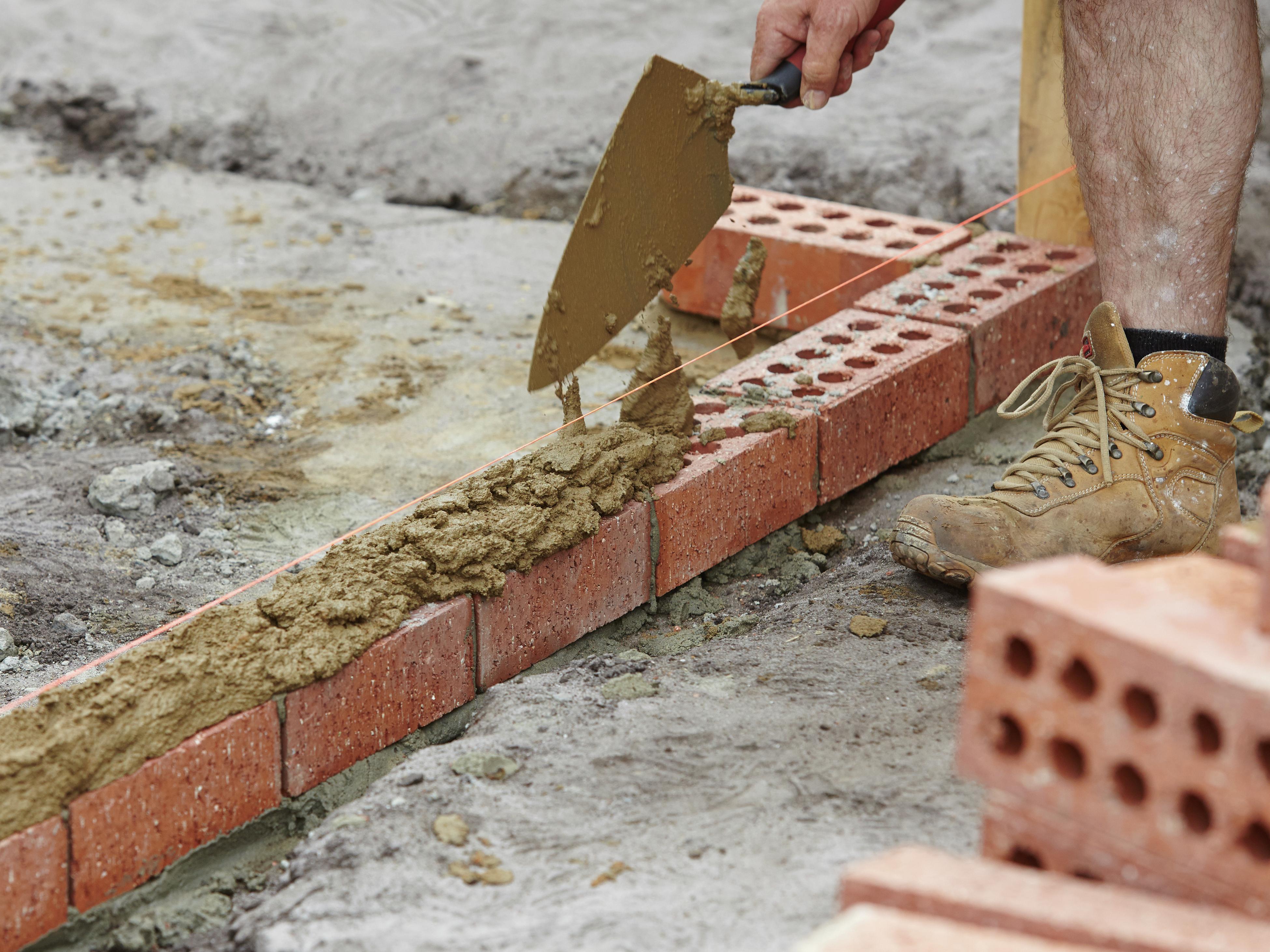 How To Build a Brick Wall - Bunnings Australia