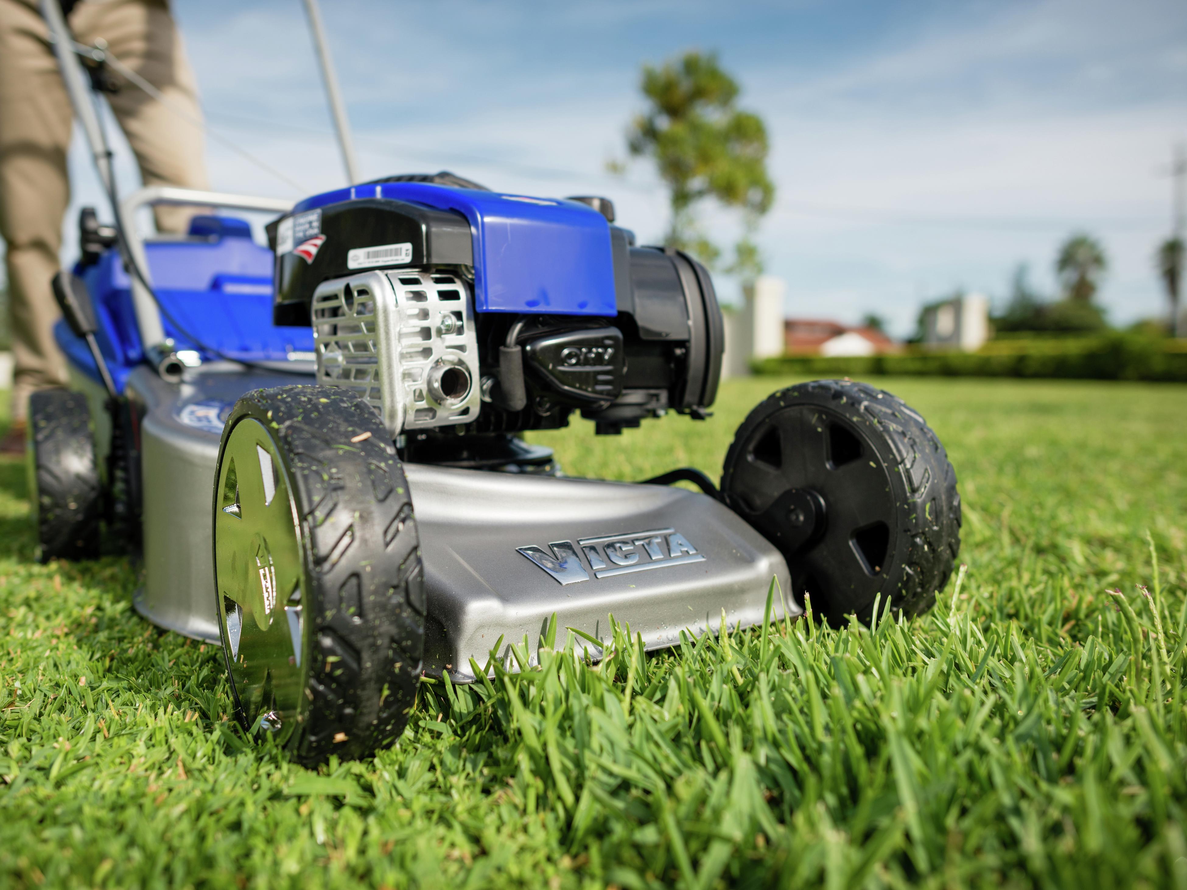 Cutting wet grass with petrol online mower