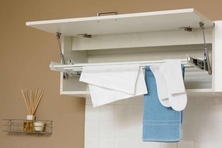 Extendable cabinet laundry hanging rack