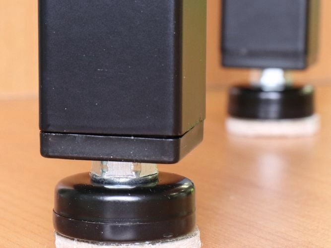Steel legs with felt under the legs